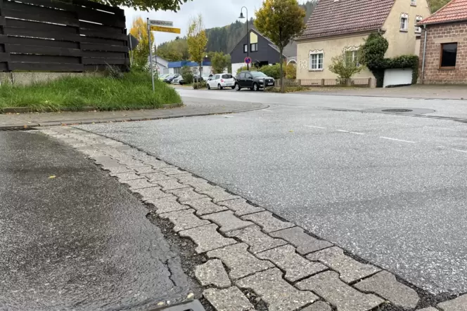 In ganz Contwig und Stambach hat die UGG Straßen aufgerissen, darin das Glasfaserkabel verlegt und die Gräbven provisorisch mit In ganz Contwig und Stambach hat die UGG Straßen aufgerissen, darin das Glasfaserkabel verlegt und die Gräbven provisorisch mit