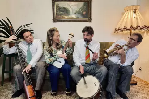 Beim Couchkonzert im Retro-Stil: (von links) Sven Sommer, Sarah Heinz, Mischa Becker und Matthias Stoffel.