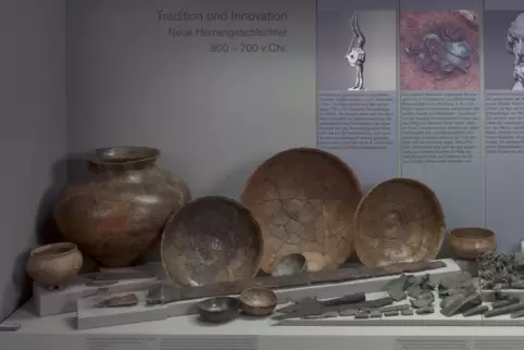 Zeugen der pfälzischen Urgeschichte: In der Mitte der Vitrine liegen Teile des Hortfunds von Wattenheim, links davon Keramik und