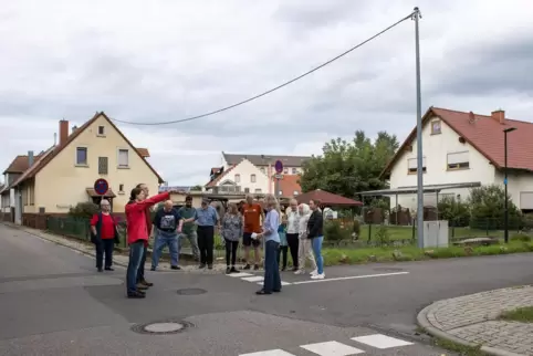 Anwohner der Neumühle bei einer Begehung durch das Wohngebiet. In naher Zukunft werden sie neue Nachbarn haben.