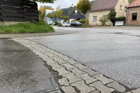 In ganz Contwig und Stambach hat die UGG Straßen aufgerissen, darin das Glasfaserkabel verlegt und die Gräbven provisorisch mit 