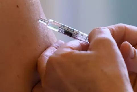 In diesem Herbst krempeln mehr Menschen aus dem Donnersbergkreis als im vergangenen Jahr den Ärmel für die Grippe-Impfung hoch. 