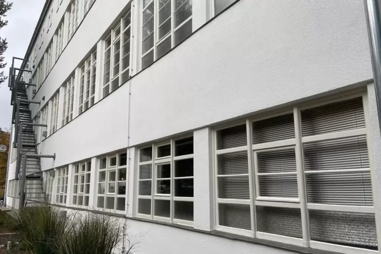 Bei der Renovierung des denkmalgeschützten Gebäudes durften nur die alten, einfach verglasten Fenster eingesetzt werden. Optisch