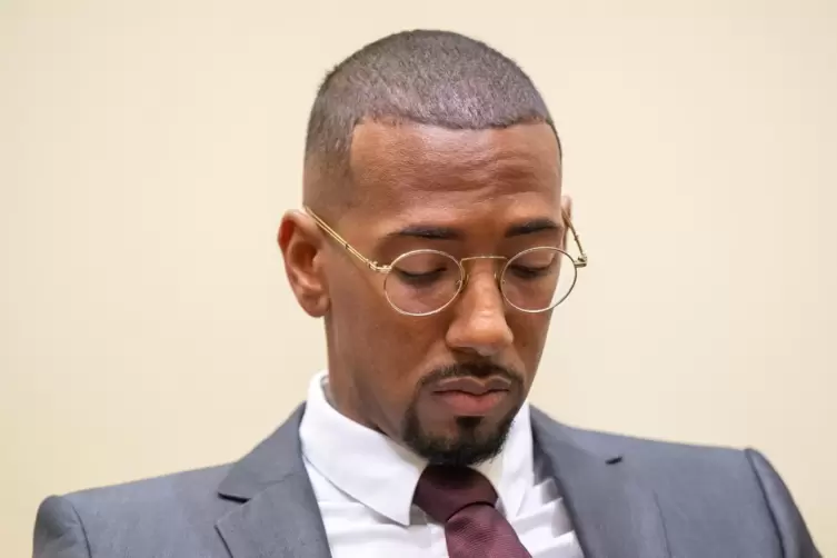 Der Fußball-Profi und ehemalige Nationalspieler Jerome Boateng sitzt zu Beginn des Auftakts im Berufungsprozess im Gerichtssaal 