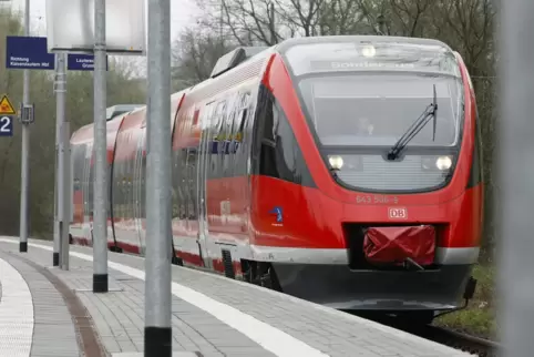 Zu den Leidtragenden des Personalmangels bei der Deutschen Bahn gehört die Lautertalbahn. Bis zum Jahresende fahren hier am Woch