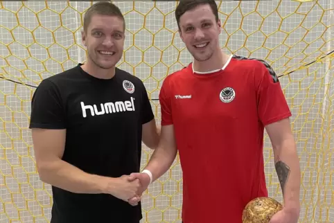 Freuen sich auf die weitere Zusammenarbeit: Jannek Klein (rechts) und Eulen-Trainer Michel Abt. 