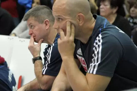 Die VfK-Trainer Trainer Markus Scherer (links) und Erol Bayram machen sich derzeit viele Gedanken über die Aufstellung.