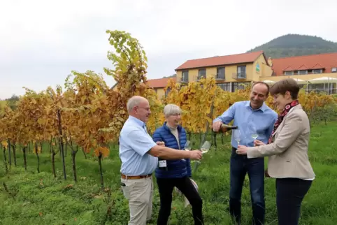 Stoßen mit ihrem Stiftungswein an: Stephan und Hannelore Hafen (links) und Sonja und Bernd Schäfer. Stoßen mit ihrem Stiftungswein an: Stephan und Hannelore Hafen (links) und Sonja und Bernd Schäfer.