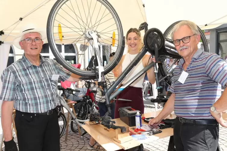  Fahrradwerkstatt in Aktion (von links): Armin Klostermann, Klimaschutz-Managerin Katrin Berlinghoff und Wilfried Habermehl.