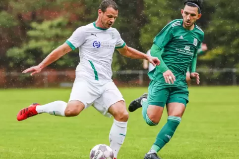 Richard Arnold (rechts, gegen Andreas Ditscher vom FC Otterbach) eilt mit dem SV Kirchheimbolanden Richtung Aufstiegsrunde.