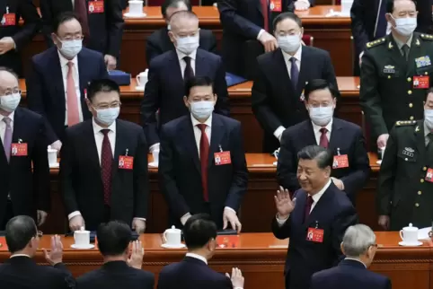 Chinas Präsident Xi Jinping (unten rechts) winkt beim 20. Nationalen Kongress der Kommunistischen Partei Chinas. 