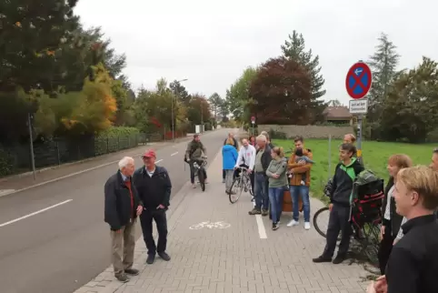 Lukas Hartmann (vorne rechts) hat den Anwohnern auch angekündigt, dass bald wohl Parkgebühren fällig werden. 