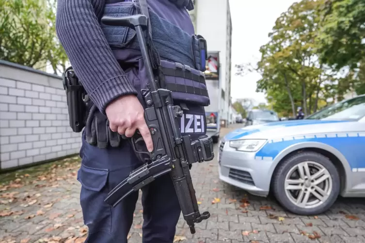 Ein Polizist sichert einen der Tatorte.