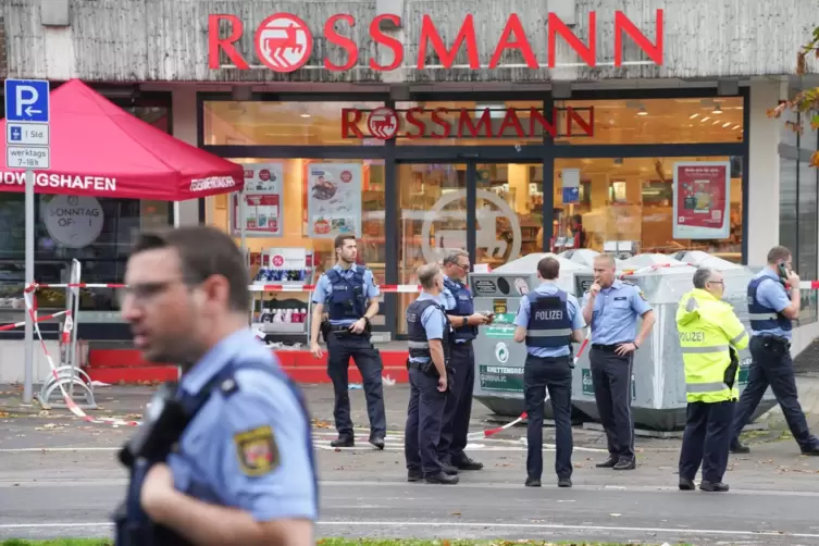 Die Polizei stellte den Mann in einem Drogeriemarkt und schoss ihn an. 