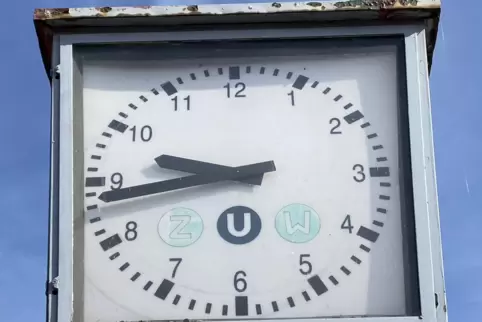 Die Uhr in der Hitzfeldstraße zeigt viele unterschiedliche Zeiten an. 