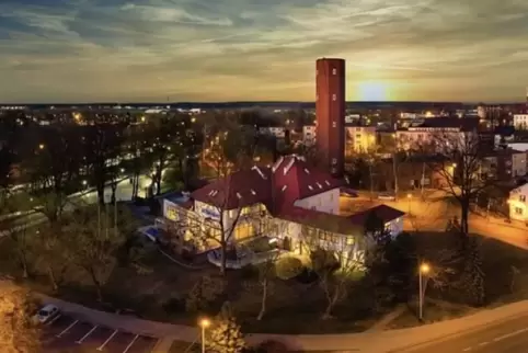 Das Zentrum von Praszka in der Abenddämmerung.