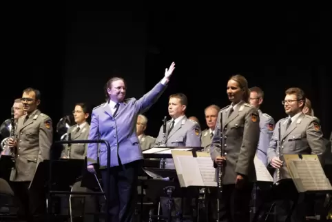  Riss das Publikum mit: das Heeresmusikkorps Koblenz, hier mit Dirigentin Alexandra Schütz-Knospe.