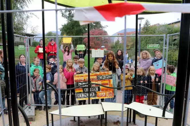Familien demonstrieren für den Erhalt des Karussells auf der Alla-Hopp-Anlage in Edenkoben.