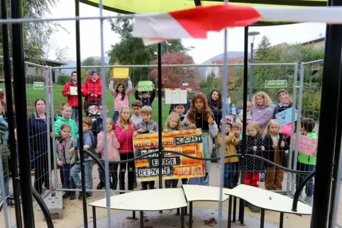 Familien demonstrieren für den Erhalt des Karussells auf der Alla-Hopp-Anlage in Edenkoben.