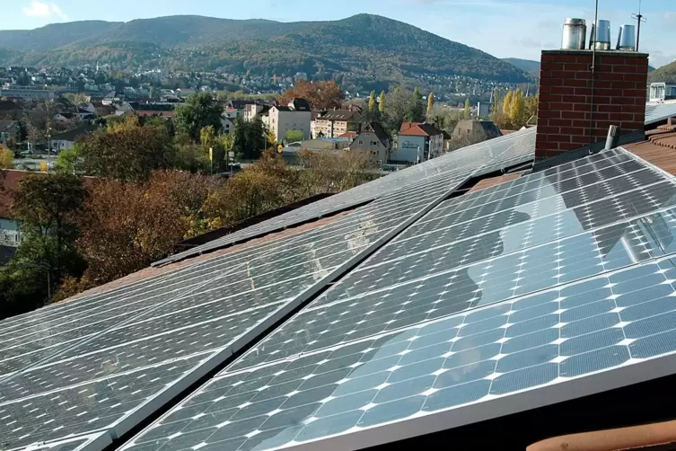 Photovoltaik, hier auf einem Dach der Berufsbildenden Schule, ist ein wichtiges Thema. 