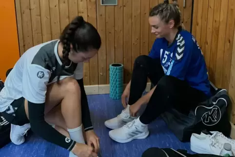 Als Schwestern im gleichen Team: Flora (links) und Marlena Schilling machen sich für das Training bereit.