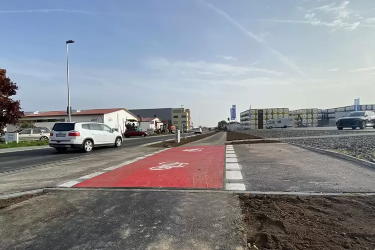 Eine der neuen Grundstückszufahrten – und der Radweg, der an dieser Stelle rot markiert ist. 