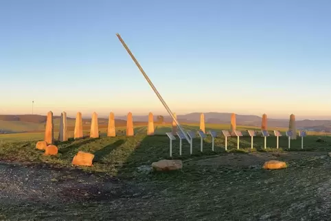 Spektakuläre Aussicht: die Sonnenuhr von Schallodenbach bietet einen Rundumblick in die Region.