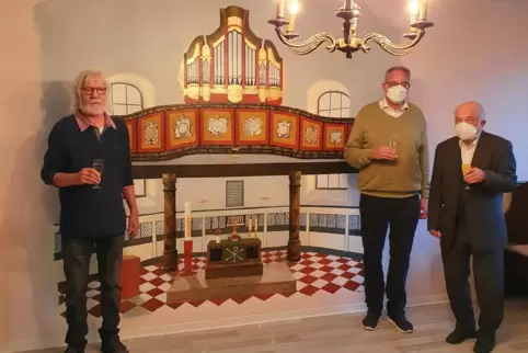 Der Andachtsraum in der Pro Seniore Residenz wurde vom Mutterstadter Künstler Heinz Hub (links) gestaltet, hier mit den Pfarrern