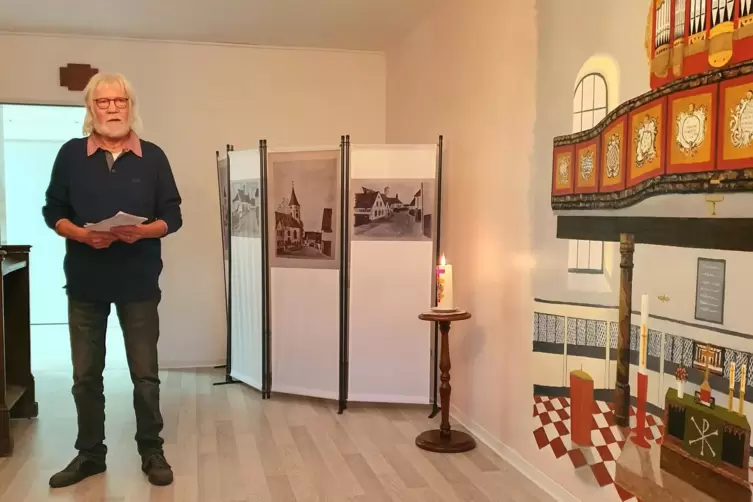 Der K&uuml;nstler hat den Altarraum der Mutterstadter Kirche gemalt. 