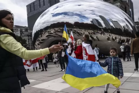 In Chicago demonstrieren Bürger für die Ukraine. Doch beim rechten Flügel der Republikaner wächst der Widerstand gegen milliarde