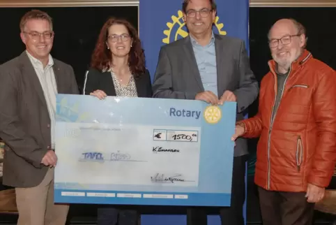 Die Rotarier Frank Dexheimer, Patricia Lowin und Thilo Brückner mit Winfried Werner von der Tafel (von links). 