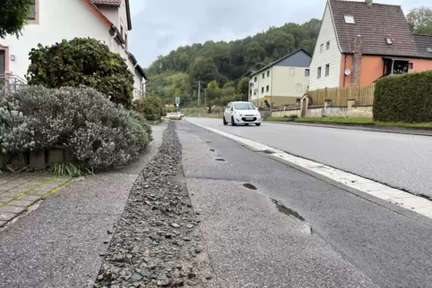 Wie hier in Stambach müssen die Gehwege wieder ordnungsgemäß hergestellt werden. 