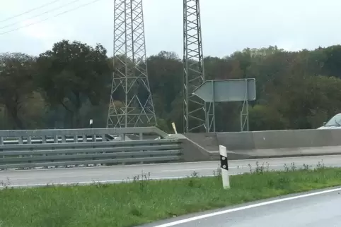 Die auffällig hohen Leitplanken gehen in eine Betongleitwand über.