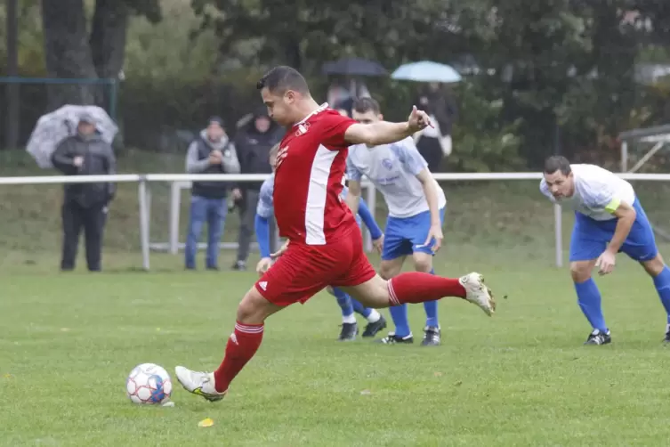 Eine Szene aus dem Bezirksligaspiel FC Queidersbach - SV Schopp. Roland Wagner trifft, nachdem zwei Elfmeterversuche abgepfiffen