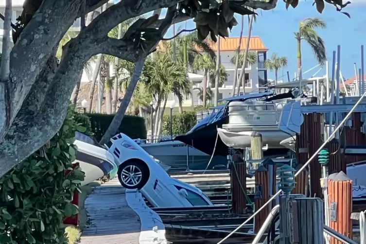 Autos wurden von Hurrikan Ian ins Wasser gedrückt. 