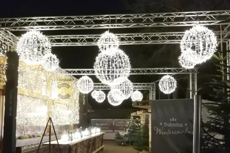 Kugeln aus LED-Lichtern: Ähnlich wie hier 2018 im Winterdorf des Wirtshauses an der Schließ könnte die Weihnachtsbeleuchtung aus