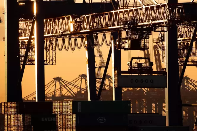 Ein Cosco-Containerschiff wird am Containerterminal Tollerort der Hamburger Hafen und Logistik AG (HHLA) entladen.