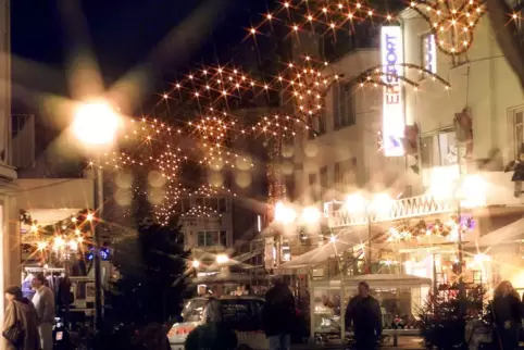 Die Zweibrücker Fußgängerzone zur Weihnachtszeit – hier ein Foto aus dem Jahr 2002. Die Zweibrücker Fußgängerzone zur Weihnachtszeit – hier ein Foto aus dem Jahr 2002.