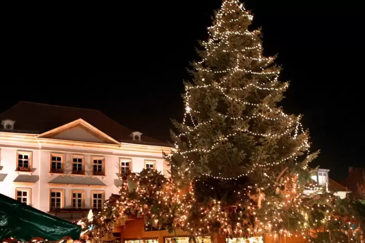Der Baum überragt den Thomas-Nast-Nikolausmarkt. 