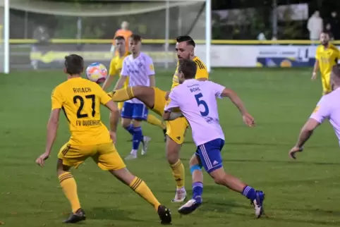 Kampfbetontes Spiel: Cedrik Rodach (Nummer 27) und Gino Pomponio vom FVD gegen Daniel Bohl. 