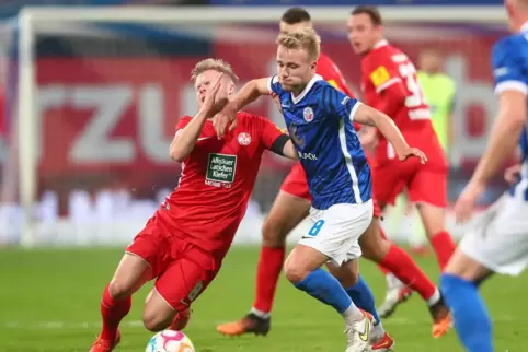 Rustikal: Der Rostocker Simon Rhein (rechts) langt gegen den FCK-Kapitän Jean Zimmer zu. 