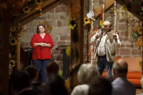 Schatzmeisterin Tanja Garcia (links) führte am Freitag durch den „Pälzer Owend“, bei dem unter anderem Klaus Gehm auf der Bühne 