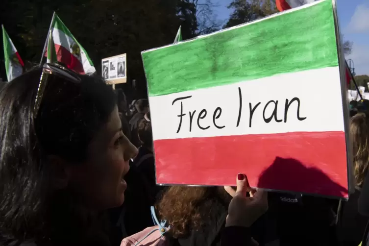 In vielen Ländern und Städten – wie hier in Berlin – gehen Menschen aus Solidarität mit den Protestierenden im Iran auf die Stra