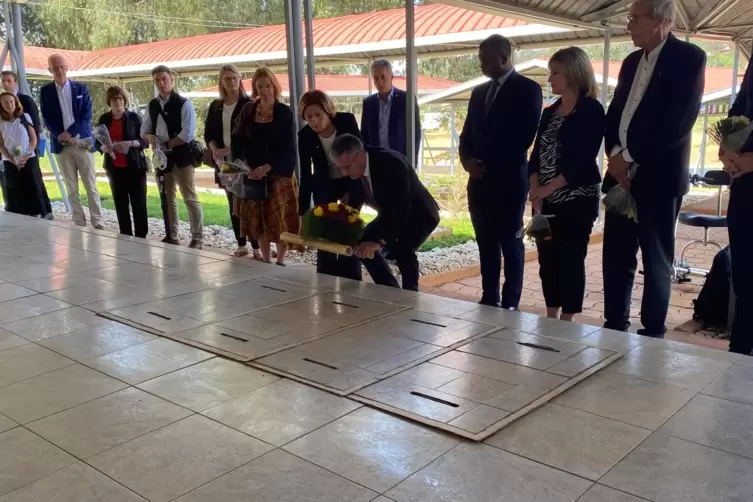 An der Genozid-Gedenkstätte in Kigali: Ministerpräsidentin Malu Dreyer und Landtagspräsident Hendrik Hering. 
