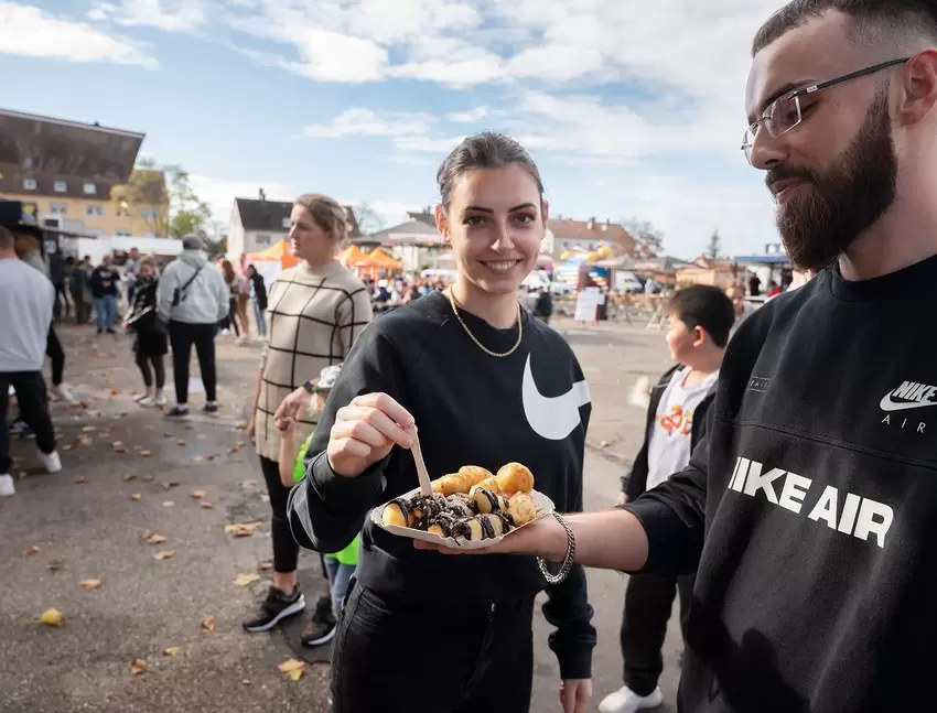 Chantal Schug und Artur Derr lassen sich Donutbällchen schmecken