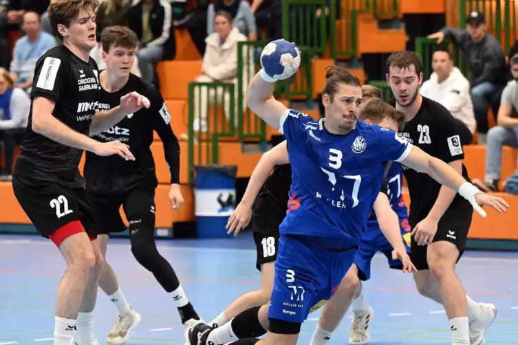 Der Haßlocher Lino Messerschmidt (am Ball) traf fünfmal für die TSG.
