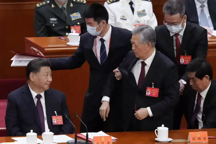 Der scheidende Premierminister Li Keqiang wurde am Samstag offenbar unter Zwang aus dem Saal geführt. Xi Jinping (links) schaute