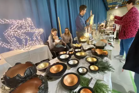  Metallobjekte und Lichtfiguren im Eingangsbereich der Donnersberghalle.
