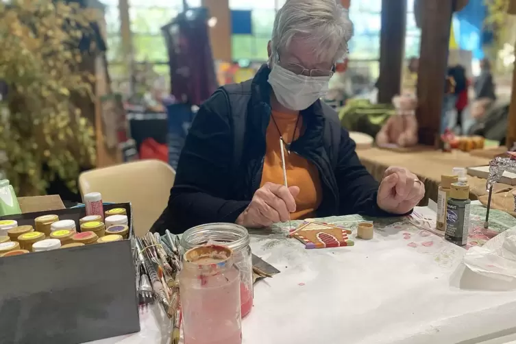 Kunsthandwerkerin Monika Altherr beim Fertigen ihrer Holzobjekte.