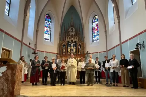 Beim Aussendungsgottesdienst: der Pfarrer und die Gottesdienstleiter.